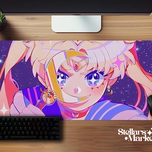 Op de afbeelding: Een rechthoekige muismat met een kleurrijke anime-illustratie van een personage met blond haar, die een halvemaanvormig wapen vasthoudt. De achtergrond is een sterrenpaarse lucht. Een zwart toetsenbord en muis zijn zichtbaar.