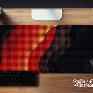 Pode incluir: Um tapete de mesa retangular grande com um design abstrato colorido. O design apresenta um gradiente de pontos vermelhos, laranja e amarelos, que se transformam em marrom e preto. Um teclado e um mouse pretos são visíveis. O logotipo Stellar Market está no canto inferior direito.