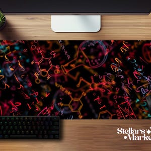 Könnte beinhalten: Eine schwarze Schreibtischunterlage mit einem farbenfrohen Design aus wissenschaftlichen Formeln und chemischen Strukturen in Orange, Rot und Blau. Die Matte hat eine rechteckige Form und ist für Tastatur und Maus konzipiert. Der Text "Stellars Market" ist sichtbar.