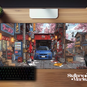 Könnte beinhalten: Eine rechteckige Schreibtischunterlage mit einer detaillierten Illustration eines blauen Nissan-Sportwagens, der in einer engen japanischen Straße geparkt ist. Das Bild zeigt Leuchtreklamen mit japanischem Text, einen Automaten und Kirschblüten.