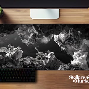 Puede incluir: Alfombrilla de escritorio en blanco y negro con una escena dramática de estatuas y nubes. La alfombrilla tiene forma rectangular y está diseñada para acomodar un teclado y un ratón. El logotipo de Stellar's Market es visible en la esquina inferior derecha.