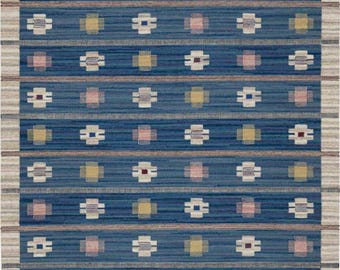 Op de afbeelding: Een rechthoekig vloerkleed met een diepblauwe achtergrond en horizontale strepen in tinten beige en bruin. Het kleed is versierd met een herhalend patroon van kleine, vierkante motieven in wit, geel en roze, gerangschikt in een raster.