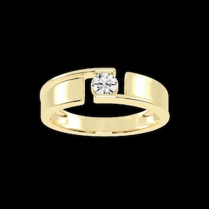 Könnte beinhalten: Ein goldener Ring mit einem einzelnen, runden, klaren Edelstein. Der Ring hat ein modernes, offenes Design und eine polierte Oberfläche. Der zeitgemäße Stil eignet sich für den Alltag oder besondere Anlässe.
