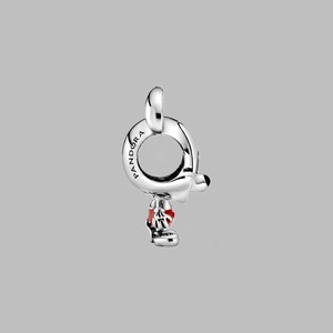 Peut inclure: Un charm en argent avec une boucle, repr&eacute;sentant un personnage de dessin anim&eacute; avec une tenue rouge et blanche. Le charm porte l'inscription "Pandora". Le visage du personnage est blanc avec un nez noir.