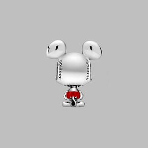 Peut inclure: Un charm en argent repr&eacute;sentant Mickey Mouse. Le charm pr&eacute;sente les oreilles embl&eacute;matiques de Mickey et une partie rouge &agrave; la base. Le mot "Disney" est inscrit sur le c&ocirc;t&eacute;. Le mot "Pandora" est &eacute;galement inscrit sur le c&ocirc;t&eacute;.