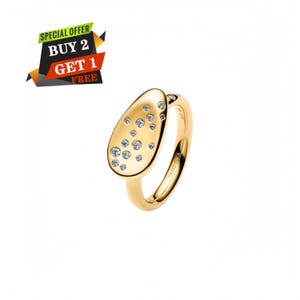 Può includere: Un anello color oro con un elemento centrale liscio a forma di goccia, decorato con diverse piccole pietre trasparenti a taglio rotondo disposte a grappolo. La fascia è in metallo color oro lucido con il marchio Pandora inciso all'interno.