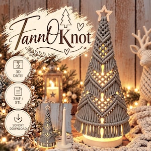 Könnte beinhalten: Ein konischer Makramee-Weihnachtsbaum in neutralem Grauton mit komplexen Knotenmustern und einem hellen Holzstern als Spitze. Die Struktur ist von innen beleuchtet, steht auf einem runden Sockel und trägt den Schriftzug FannOKnot.