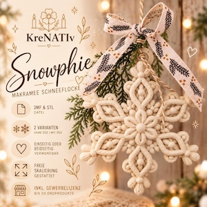 Könnte beinhalten: Ein cremefarbener Makramee-Schneeflocken-Anhänger mit komplexen Knotenmustern, aufgehängt an einem beigen Band mit schwarzem Tannennadel-Druck. Das Bild enthält Text: KreNATIv, Snowphie, Makramee Schneeflocke, 3MF & STL Datei, 2 Varianten, Einseitig oder beidseitig verwendbar, Freie Skalierung gestattet, Inkl. Gewerbelizenz bis 50 Endprodukte.