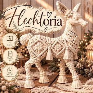Peut inclure: Une figurine de cerf en macramé couleur crème avec des motifs noués complexes, des accents floraux et des pompons décoratifs sur les pattes. L'image inclut le texte Flechtoria, 3D DATEI, 3MF / STL et SOFORT DOWNLOAD dans des icônes circulaires.