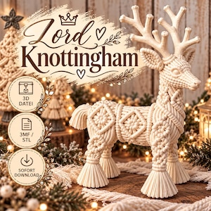 Könnte beinhalten: Eine cremefarbene Hirschfigur mit einem strukturierten Makramee-Knotenmuster, großem Geweih und quastenförmigen Füßen. Das Bild enthält den Text Lord Knottingham, 3D DATEI, 3MF / STL und SOFORT DOWNLOAD sowie Symbole für den 3D-Druck.