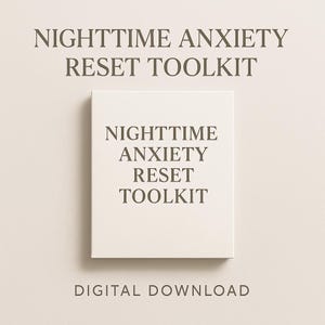 Könnte beinhalten: Eine quadratische, cremefarbene Box mit dem Text "NIGHTTIME ANXIETY RESET TOOLKIT" in dunkelgrauer Schrift. Die Worte "DIGITAL DOWNLOAD" stehen darunter, ebenfalls in Dunkelgrau. Der Hintergrund ist hellbeige.