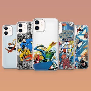 以下が含まれることがあります： スーパーヒーローをフィーチャーしたコミックアートが施された5つの携帯電話ケース。ケースは透明な側面とカラフルなデザインです。デザインには、鮮やかな色と大胆な線でアクションポーズをとるキャラクターが含まれています。ケースは一列に並んでいます。