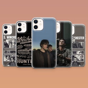 Puede incluir: Una colección de fundas para teléfonos con imágenes de personajes y gráficos. Las fundas muestran varios diseños, incluyendo un letrero de garaje vintage, retratos y texto. Las fundas son transparentes con un acabado brillante.