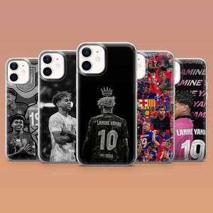 Könnte beinhalten: Eine Auswahl an Handyhüllen mit dem Fußballspieler Lamine Yamal. Die Hüllen zeigen Bilder des Spielers in verschiedenen Posen und Trikots. Die Hüllen sind in Schwarz, Weiß und bunten Farben gehalten, mit dem Namen und der Nummer des Spielers.