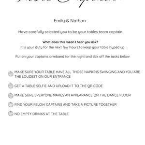 Puede incluir: Una tarjeta blanca con texto negro titulada Table Captain! por Emily & Nathan. Enumera los deberes de un capitán de mesa de boda, incluyendo mantener la mesa animada, con iconos de bolas de discoteca y tareas a realizar.