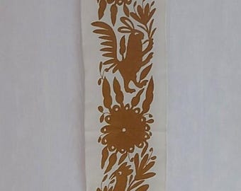 Chemin de table broderie Tenango doré – Brodé à la main – Art textile Otomi mexicain