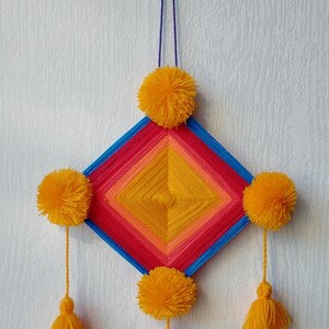 Op de afbeelding: Een set van drie keramische mokken met een gespikkelde, matte afwerking. De mokken zijn in crème, lichtgrijs en donkergrijs. Elke mok heeft een eenvoudig, minimalistisch ontwerp.