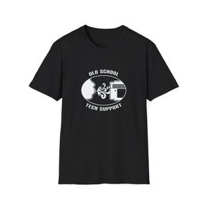 Könnte beinhalten: Schwarzes T-Shirt mit weißer Grafik. Die Grafik zeigt ein Profil, das Rauch in Richtung eines Computers ausatmet, mit den Worten "OLD SCHOOL TECH SUPPORT" in einem kreisförmigen Design. Das T-Shirt ist aus weichem Material.