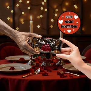 Pode incluir: Um cartão de convite digital retangular para um encontro com o texto Date Night, Date, Where, Time, To e Love, com campos para nomes e detalhes. O design inclui um fundo escuro com rosas vermelhas e taças de vinho, segurado por duas mãos.