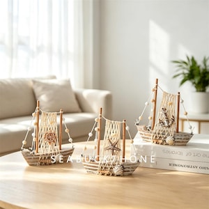 Antikes Segelbootmodell aus Holz, Kiefernholz, Vintage-Schiffsfigur mit Netzrigg und Muschelverzierungen, ideal als Dekoration oder Geschenkidee.