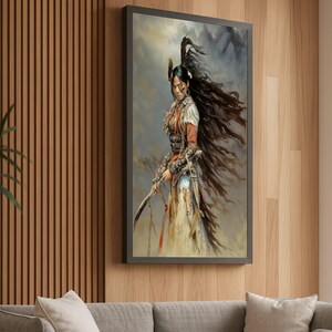 Könnte beinhalten: Gerahmtes Kunstwerk, das eine Kriegerin mit langem, fließendem schwarzem Haar und einem entschlossenen Gesichtsausdruck zeigt. Sie trägt ein detailliertes Outfit mit einem Schwert, vor dem Hintergrund von Bergen und einem bewölkten Himmel. Das Kunstwerk ist in einem dunkelgrauen Rahmen gerahmt.