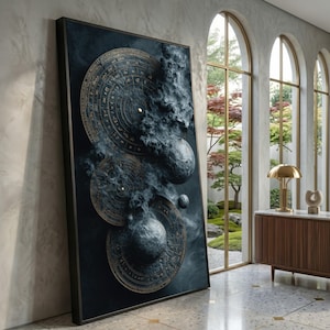 Könnte beinhalten: Ein großes, gerahmtes Kunstwerk mit einem Himmelsmotiv. Es zeigt drei kreisförmige, goldfarbene Designs mit komplizierten Mustern, vor einem dunkelblauen Hintergrund mit wolkenartigen Formationen. Das Kunstwerk lehnt an einer hellgrauen Wand.