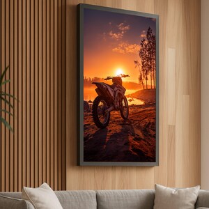Lienzo con moto de cross al atardecer, arte de motocicletas todoterreno, lienzo de paisaje de aventura, decoración de pared para paseos al aire libre, lienzo de naturaleza al atardecer