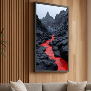 Puede incluir: Una impresión artística vertical enmarcada que representa un cañón rocoso oscuro con un río rojo vibrante. La obra de arte presenta un contraste dramático entre las formaciones rocosas negras y el agua roja que fluye, creando un efecto visual llamativo.