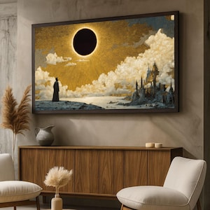 Può includere: Un'opera d'arte incorniciata raffigura una scena celeste con un grande cerchio nero circondato da luce dorata, simile a un'eclissi solare. Una figura è in piedi su una riva, guardando un castello su una scogliera lontana. L'opera è incorniciata in legno scuro.