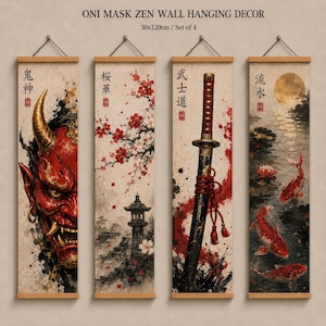 Pode incluir: Um conjunto de quatro tapeçarias verticais de parede, cada uma com 30x120cm. As estampas apresentam uma máscara oni vermelha, flores de cerejeira com uma lanterna de pedra, uma espada katana e peixes koi na água com uma lua. Texto japonês incluído.