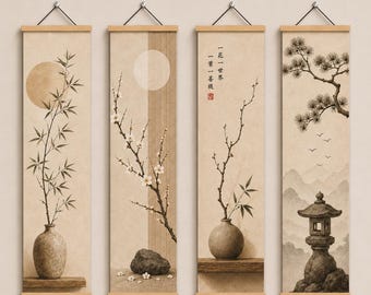 Op de afbeelding: Een set van vier verticale wandhangers met Japans geïnspireerde kunst. Elk stuk meet 30x120cm en toont illustraties van bamboe, kersenbloesems, een vaas en een stenen lantaarn op een beige achtergrond met tekst.