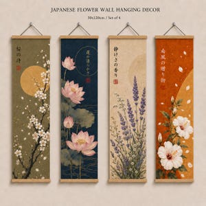 Könnte beinhalten: Ein Set aus vier vertikalen Wandbehängen mit den Maßen 30x120cm. Die Paneele zeigen botanische Illustrationen von Kirschblüten, Lotusblumen, Lavendel und Hibiskus auf strukturierten Hintergründen mit japanischer Kalligrafie und Goldkreisen.