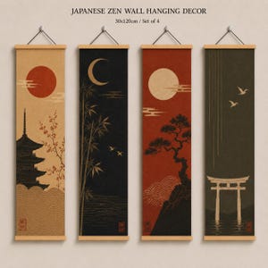 Puede incluir: Un conjunto de cuatro tapices verticales con el texto JAPANESE ZEN WALL HANGING DECOR 30x120cm / Set of 4. Cada uno tiene un marco de madera en la parte superior e inferior. Los diseños muestran una pagoda, bambú, un pino y una puerta torii.
