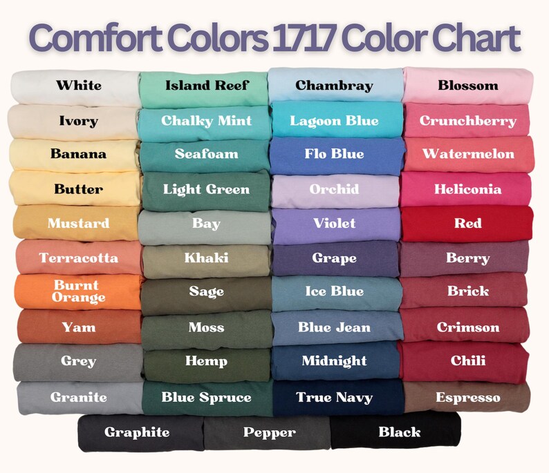 Puede incluir: Una carta de colores titulada "Comfort Colors 1717 Color Chart" muestra una variedad de colores de tela. La carta incluye tonos como blanco, marfil, pl&aacute;tano, mantequilla, mostaza, terracota, naranja quemado, &ntilde;ame, gris, granito, arrecife de la isla, menta tiza, espuma de mar, verde claro, bah&iacute;a, caqui, salvia, musgo, c&aacute;&ntilde;amo, abeto azul, grafito, pimienta, chambray, azul laguna, azul flo, orqu&iacute;dea, violeta, uva, azul hielo, azul vaquero, medianoche, azul marino, flor, ar&aacute;ndano, sand&iacute;a, heliconia, rojo, baya, ladrillo, carmes&iacute;, chile, espresso y negro.