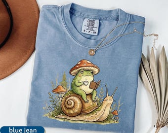 Camiseta de rana hongo de colores cómodos, camiseta de caracol cottagecore, camiseta gráfica de rana lectora, estética goblincore, regalo para amantes de la naturaleza