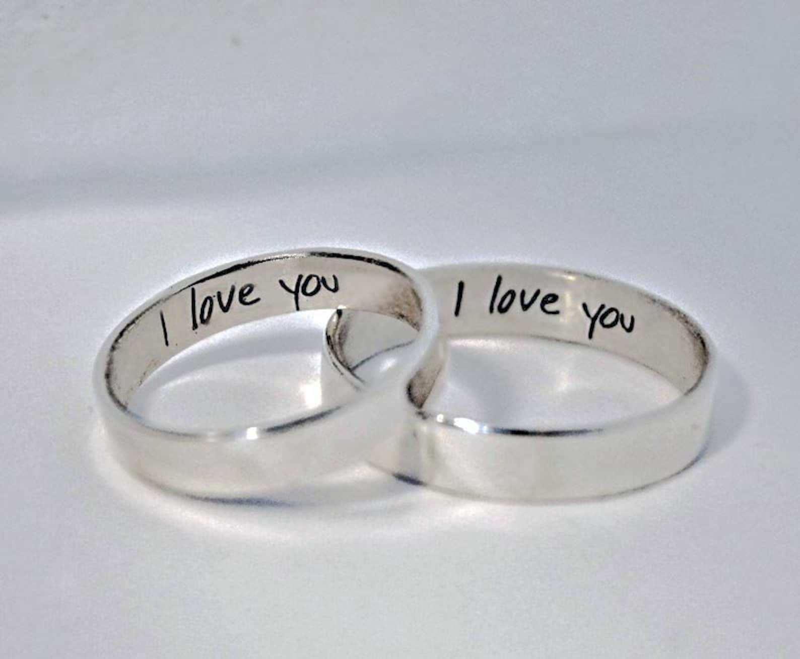 гравировка на кольцах надписи. гравюра на обручальных кольцах. гравировка на обручальных кольцах. гравировка на кольцах надписи. лазерная гравировка на кольцах.