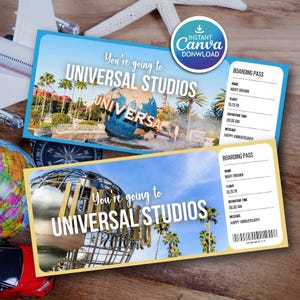 Könnte beinhalten: Zwei Universal Studios Boarding Pass Designs mit dem Text "You're going to Universal Studios". Einer ist blau, der andere gelb. Beide haben ein Foto des Universal Studios Globus und Palmen. Die Pässe enthalten den Namen Mary Brown, Flug DL2578 und eine Nachricht.