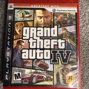 Grand Theft Auto IV (PlayStation 3 2008) con el mapa Grandes Éxitos en caja roja