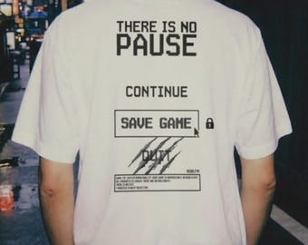 Sin Pausa // Camiseta de juegos antimotivacional de baja salud / Camiseta VoidFM con arte pixel distópico y glitchcore