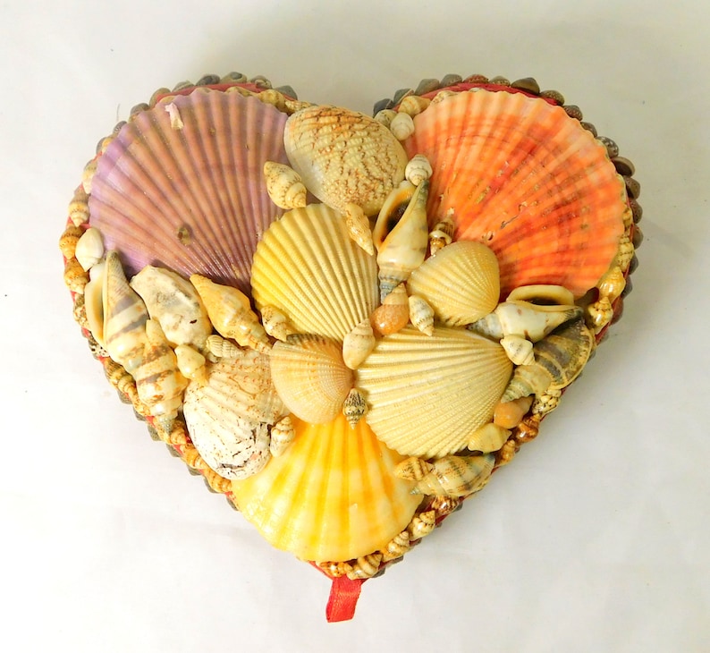 Retro Shell-Decorated Jewellery Box Natural Seashells Valentine Heart-Shaped Kitsch Trinket Box 1960s Seaside Souvenir