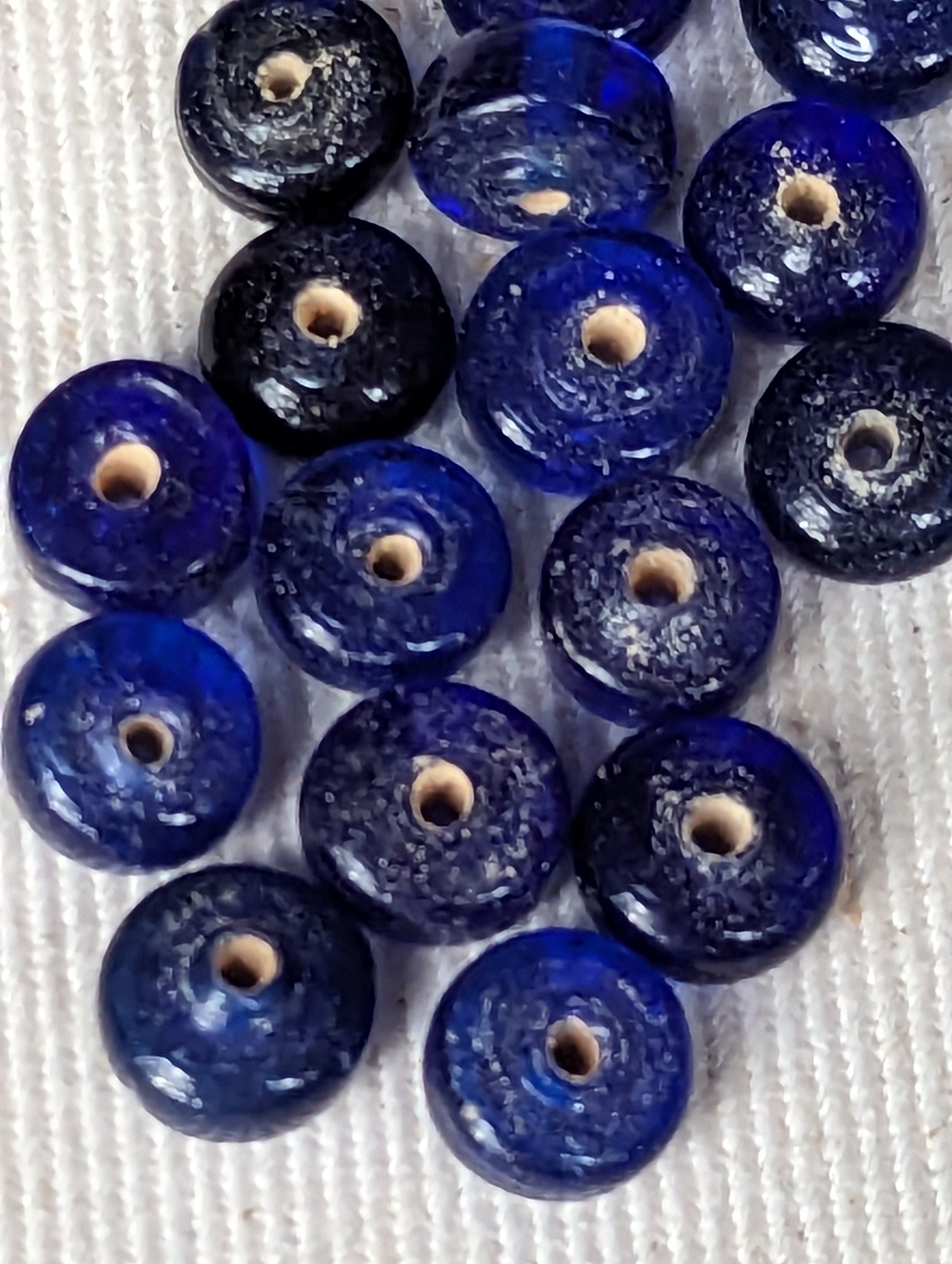 Lot De 150 Perles En Verre Vintage Couleur Framboise - Forme Irrégulière (ni Ronde Ni Carrée) - Origine Inde Années 1980 - Occasion