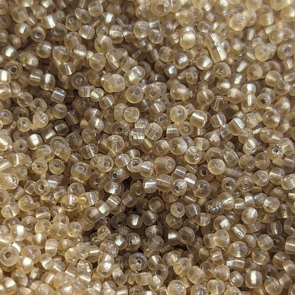 ANTYCZNE szklane koraliki z nasion. Szkło weneckie/murano z lat 20. XX wieku, 2 mm, złocone (5 gramów)