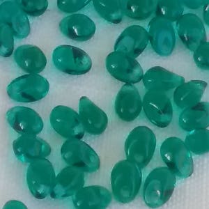 Czech glass Beads BRIOLETTE Teardrop EMERALD GREEN 6x8mm (12)