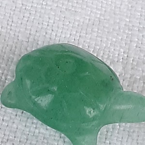 Op de afbeelding: Een klein, groen jade schildpad beeldje. De schildpad is realistisch gebeeldhouwd en heeft een gladde, gepolijste afwerking.
