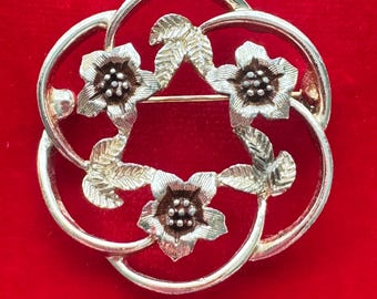 Vintage Sarah Coventry Signed Pin Brooch Wreath Round Floral