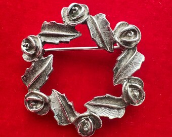 Vintage Sarah Coventry Signed Pin Brooch Wreath Round Floral