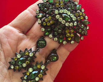Japanned Brooch Set 1950's Peridot Emerald Costume Vintage Set Clip Ons Gorgeous Retro