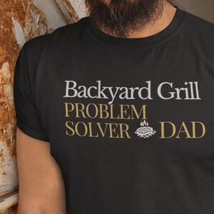 BACKYARD GRILL Problem Solver DAD – Maglietta grafica premium, maglietta divertente per papà, regalo per la festa del papà, Bella Canvas 3001