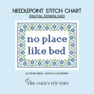Op de afbeelding: Digitaal kruissteekpatroon met de tekst "no place like bed". Het ontwerp is in blauw en groen, met een bloemenrand. De kaart is 17,3 cm x 13 cm en is een digitale download.