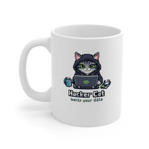 Pode incluir: Caneca de cerâmica branca com uma ilustração pixelizada de um gato com capuz trabalhando em um laptop. A caneca tem o texto "Hacker Cat wants your data". Um design divertido para entusiastas de tecnologia.